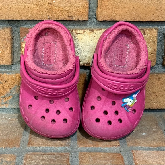 CROCS Other - Crocs Kids' Fuzzy Lined Pink Clogs with Unicorn Charm Size 6